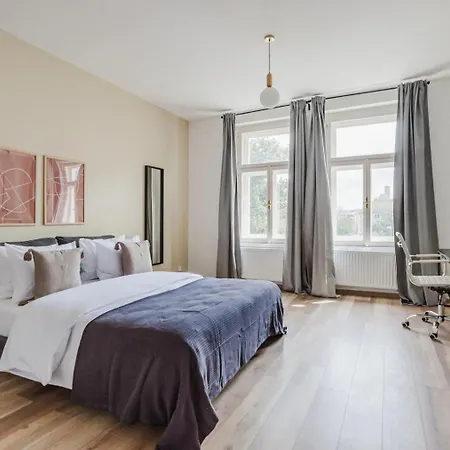 Lägenhet Blueground 10 Renovated Furnished Prg-17